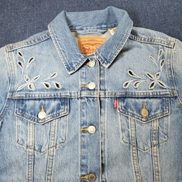 Levi Strauss & Co Womens Light Wash Denim Trucker Jacket Floral Eyelet Size L - Picture 5 of 9